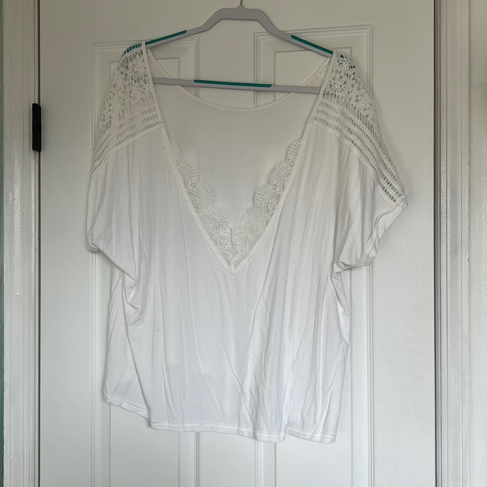 4xl white cover top with lace accents